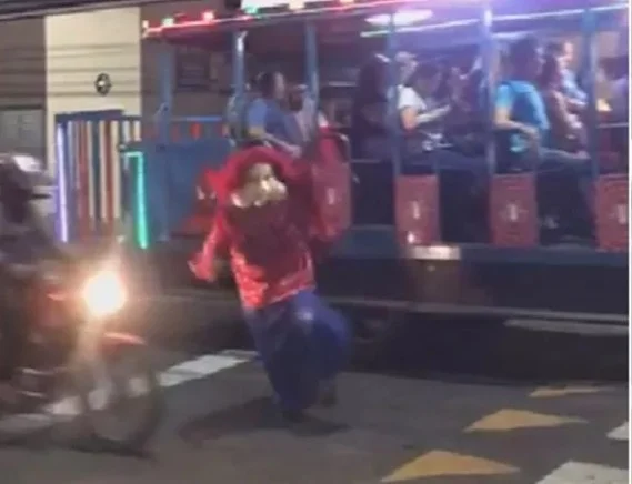 Imagem do personagem fofão sendo atropelado por uma moto
