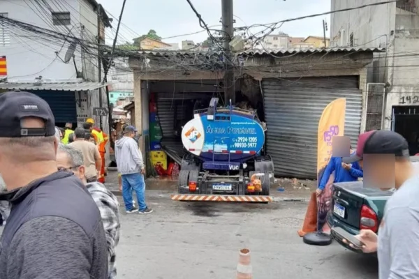 Imagem colorida de caminhão-pipa dentro de casa, na zona norte de São Paulo. Metrópoles