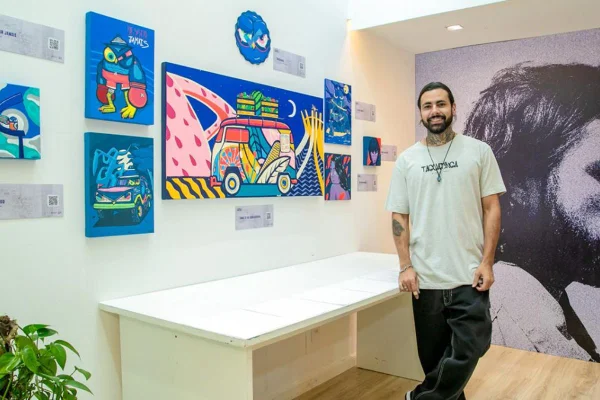 Na imagem com cor, foto do artista grafiteiro caburé - metrópoles