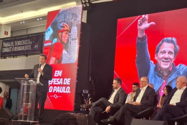 Imagem colorida mostra Lula e Haddad durante lançamento da pré-candidatura do ex-prefeito ao governo de SP - Metrópoles