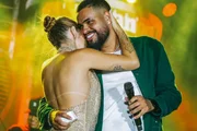Yan Costa e Bárbara Gerstner se abraçam no palco após o pedido de casamento Yan Costa e Bárbara Gerstner se abraçam no palco após o pedido de casamento