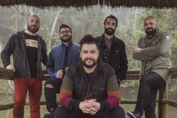 Veja trecho de Banco de Areia, novo clipe da banda Maneva com Mc Hariel