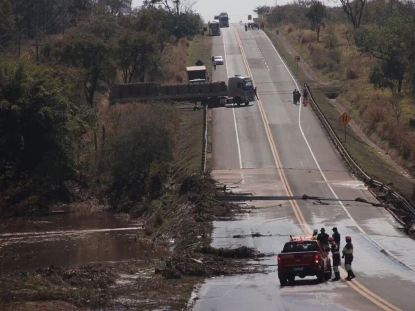 Foto coçorida de rodovia interditada - Metrópoles