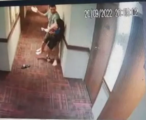 foto colorida de homem adulto agredindo adolescente com tapas