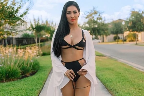 Simaria faz festão de aniversário e surpreende com look ousadíssimo