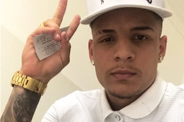 Lateral do Corinthians posta nudes no Instagram e tem que se explicar
