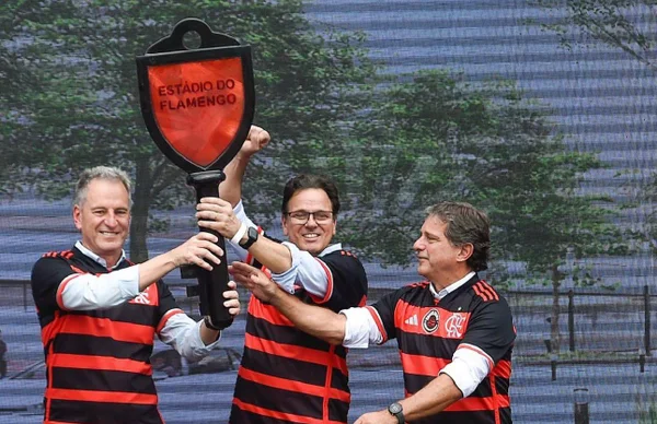 Imagem colorida de Landim tomando posse do terreno do Gasômetro - Metrópoles