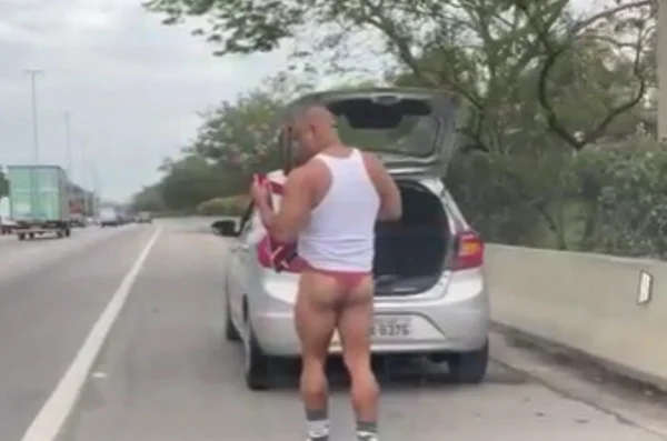 Homem pede ajuda na Linha Amarela usando calcinha vermelha