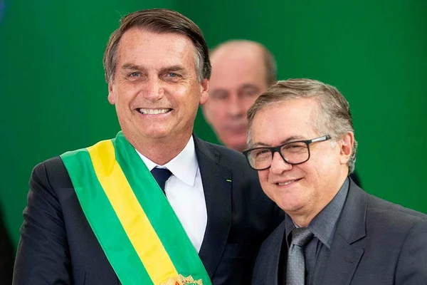 Bolsonaro e Vélez se reúnem em meio à crise no Ministério da Educação