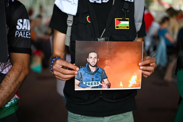 Imagem do jornalista Anas al-Sharif, da Al Jazeera, morto na Faixa de Gaza
