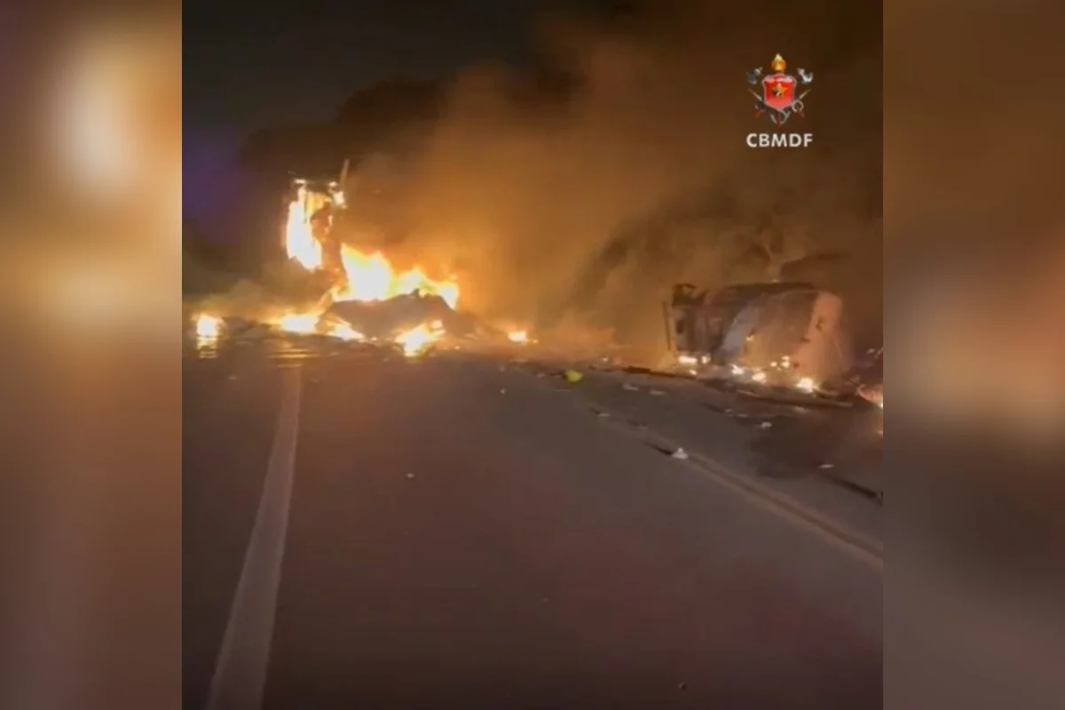 Dois caminhões colidiram na madrugada desta quarta-feira na BR-060 Dois caminhões colidiram na madrugada desta quarta-feira na BR-060