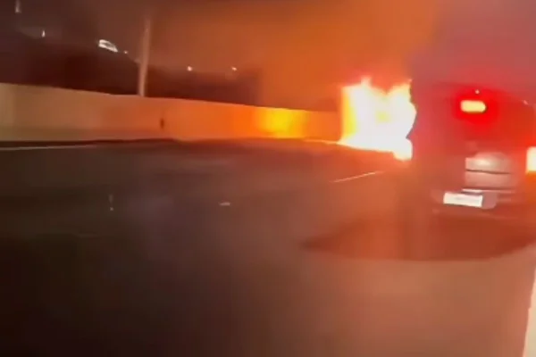 Carro capota, pega fogo e motorista morre atropelado ao tentar escapar - destaque galeria Carro capota, pega fogo e motorista morre atropelado ao tentar escapar - destaque galeria