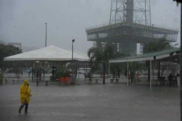 Chuva forte marca fim da tarde de sábado no Distrito Federal