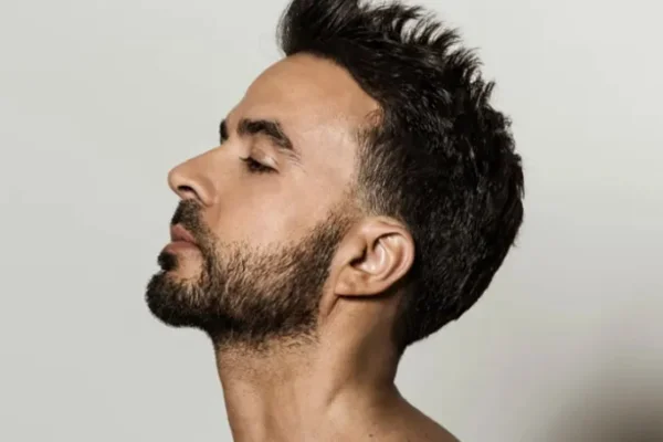 Foto colorida de Luis Fonsi - Metrópoles