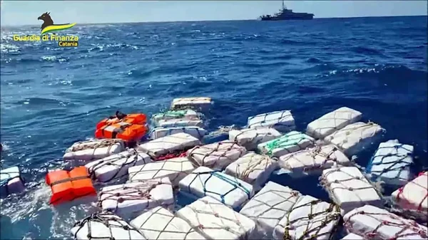 Polícia italiana apreende duas toneladas de cocaína boiando no mar