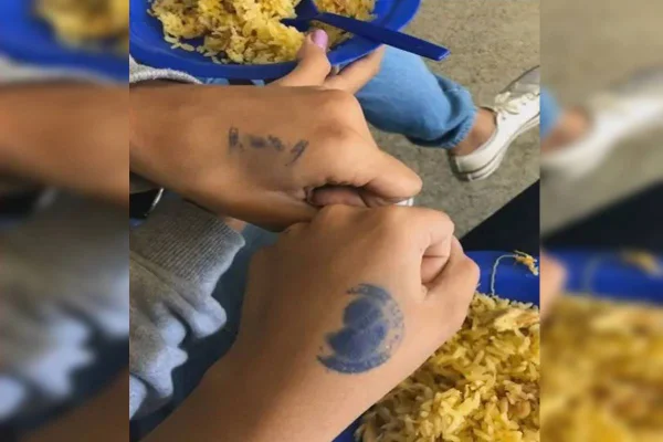 Alunas mostram carimbo nas mãos