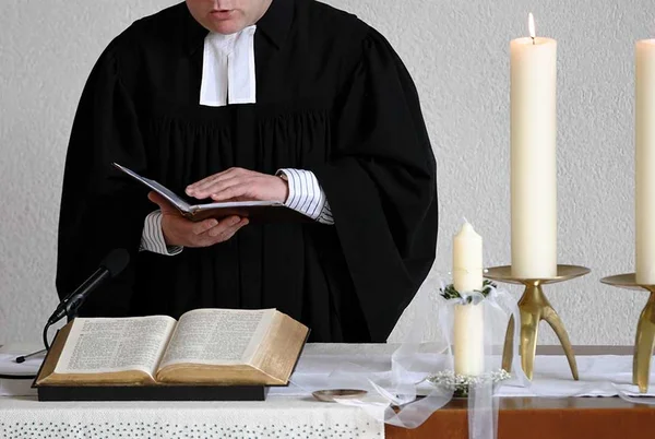 Ladrões se arrependem e ajudam padre que estava se afogando após roubá-lo - destaque galeria Ladrões se arrependem e ajudam padre que estava se afogando após roubá-lo - destaque galeria