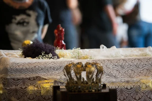 Coroa ao lado do corpo de Elza Soares em velório simboliza majestade