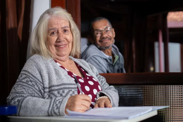 Olimpia Gomes de Santana Nunes, idosa de 80 anos, cursa turismo na UNB. Na foto José Pereira Nunes - Metropoles