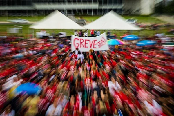 Contra privatizações, servidores marcam atos para janeiro