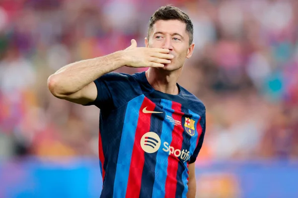 Lewandowski lidera Barcelona em goleada sobre o Pumas de Daniel Alves
