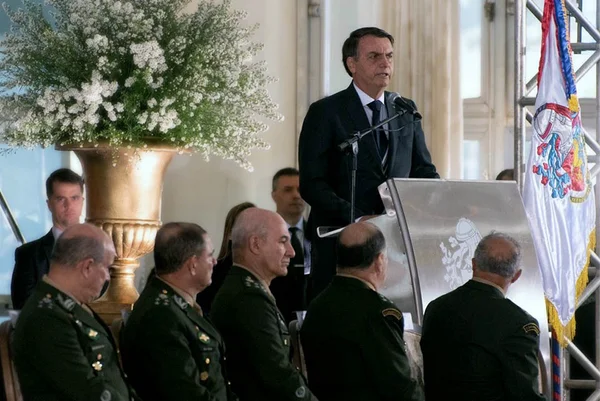 Bolsonaro diz que liberdade dos brasileiros é garantida pelo Exército