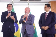 O presidente Luiz Inácio Lula da Silva (PT), ao lado dos presidentes da Câmara, Hugo Motta (Republicanos-PB), e do Senado, Davi Alcolumbre (União-AP)