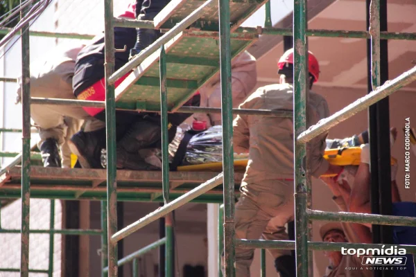 Imagem colorida mostra trabalhadores em obra - Metrópoles
