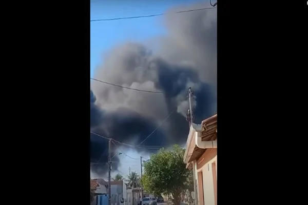 Imagem colorida, incêncio atinge pátio de empresa de ônibus - Metrópoles