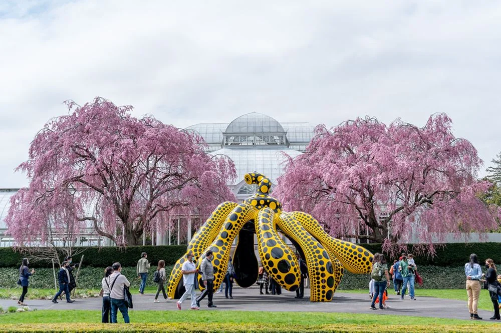 Além dos quadros, chama atenção no trabalho da japonesa as esculturas que convidam o público a interagir Além dos quadros, chama atenção no trabalho da japonesa as esculturas que convidam o público a interagir