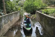 Funcionários trabalham na limpeza de lago do Parque da Aclimação, na zona sul de São Paulo