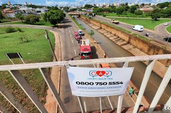 Imagem colorida mostra viaduto onde homem foi resgatado em Campo Grande - Metrópoles