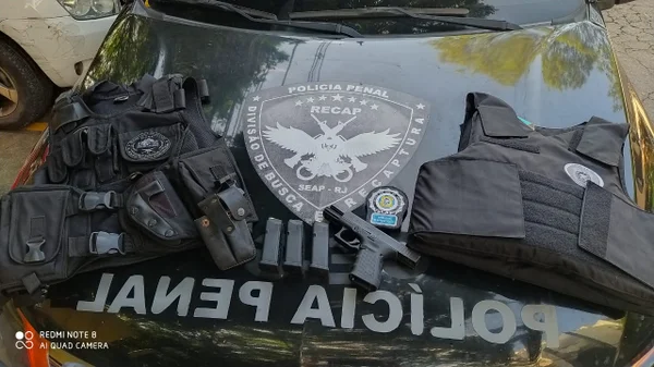Rio: polícia recupera distintivo, pistola e munição roubados de agente