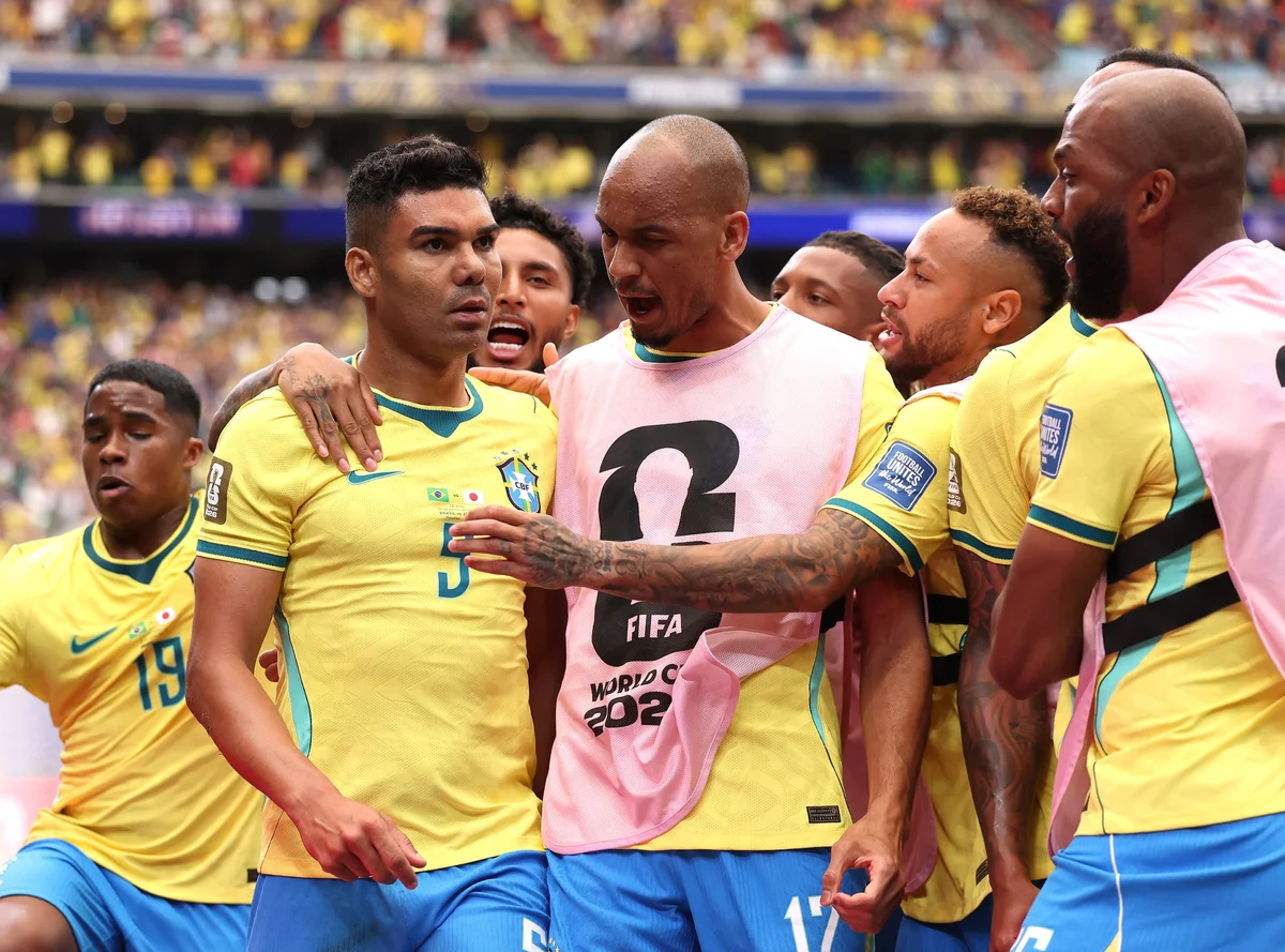 Seleção Brasileira comemorando gol de Casemiro contra Japão