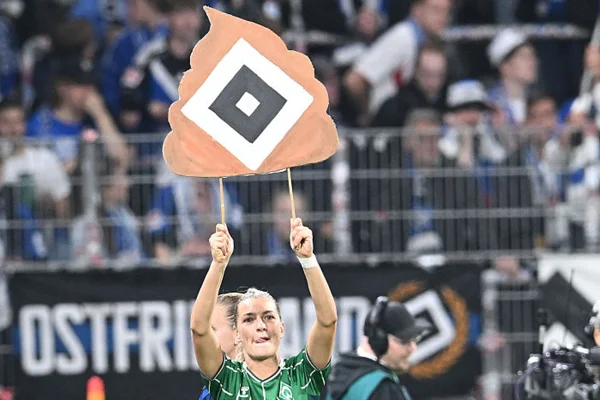 Emoji de cocô vira polêmica no futebol alemão; entenda motivo