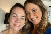 Ticiane Pinheiro e a sogra, dona Edna, posam juntas e sorridentes Ticiane Pinheiro e a sogra, dona Edna, posam juntas e sorridentes