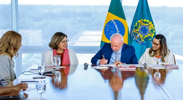 Lula durante sanção de projetos para as mulheres
