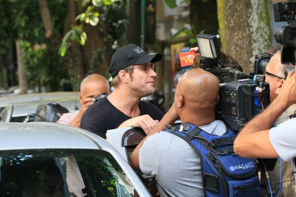 Diego Alemão fala com jornalistas ao deixar a delegacia - Metrópoles