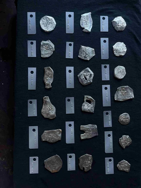 Mergulhadores encontram US$ 1 milhão em moedas do século 18 - destaque galeria Mergulhadores encontram US$ 1 milhão em moedas do século 18 - destaque galeria