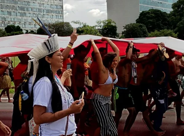 Por demarcação de terras, índios fecham trânsito no Eixo Monumental