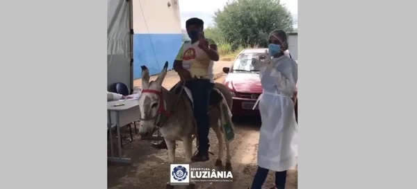João de Abreu, de 68 anos, foi de jumento receber vacina contra Covid em Luziânia (GO), no Entorno do DF