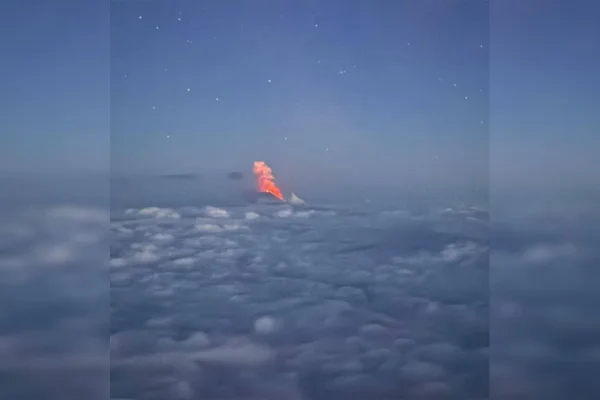 Imagem colorida do vulcão Klyuchevskoy