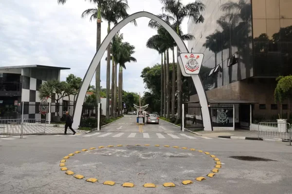 Foto colorida da entrada do Parque São Jorge, sede social do Corinthians - Metrópoles