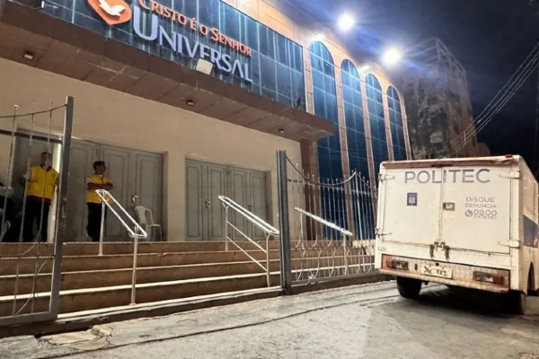 Imagem colorida, Homem em situação de rua entra em igreja, pede água, oração e morre- Metrópoles