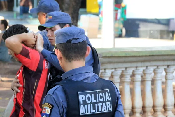 Mãe chama polícia ao encontrar filho com objetos roubados