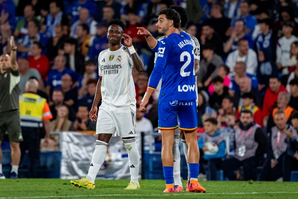Foto colorida do momento em que Vini Jr. e Iglesias discutem em Getafe x Real Madrid - Metrópoles