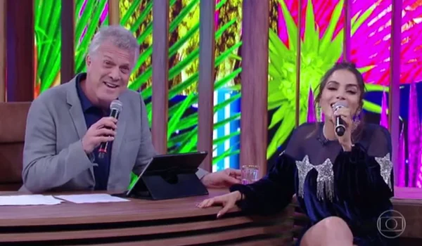 Anitta e Bial cantam juntos durante programa e emocionam os fãs