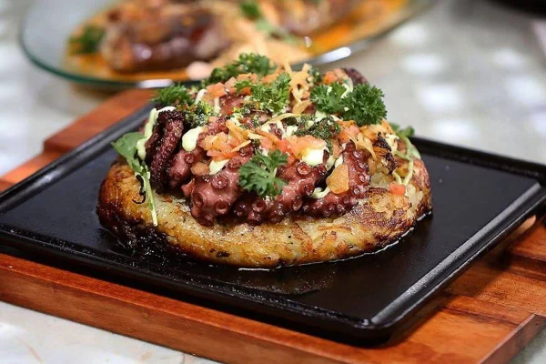Na foto temos uma batata rosti com tentáculos de polvo