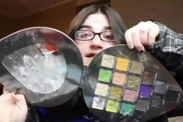 Youtuber espanca filha de 2 anos por estragar kit de maquiagem