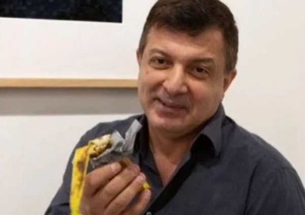 Artista come banana vendida como obra de arte por US$ 120 mil